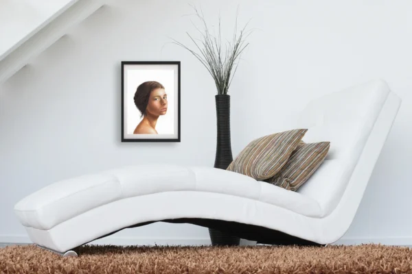 Kunstdruck „BEAUTIFUL SADNESS“ von Elena Weiskar eingerahmt – Visualisierung des Porträts als stilvolles Wandbild in Wohnumgebung.