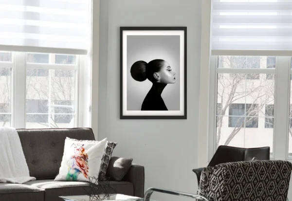 Kunstdruck „Black Dahlia“ von Elena Weiskar im schwarzen Rahmen – Visualisierung der digitalen Porträt-Illustration als Wandbild in moderner Einrichtung.
