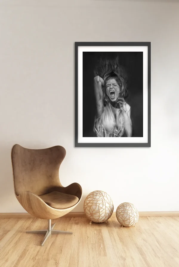 Visualisierung von „LIBERATION“ als gerahmter Kunstdruck – emotionale Porträtzeichnung von Elena Weiskar in moderner Wohnumgebung.