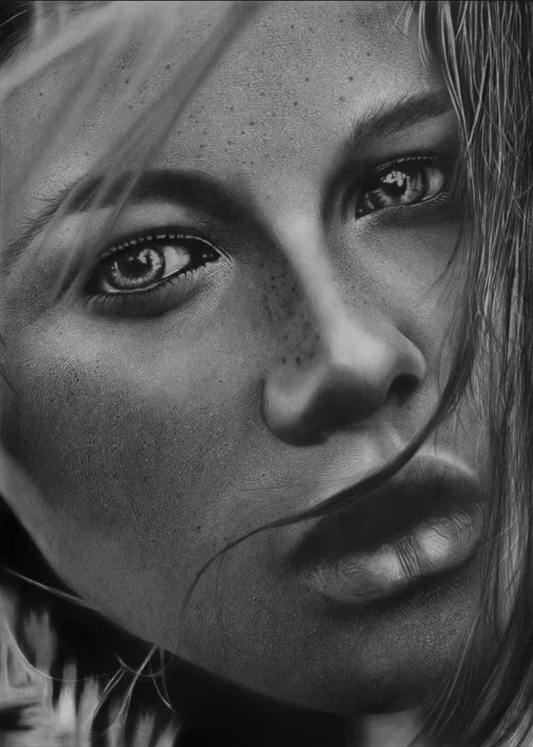 „MEMORY“ – hyperrealistische Bleistift- und Kohlezeichnung von Elena Weiskar (2022), Nahaufnahme eines weiblichen Gesichts als Sinnbild für Erinnerung und innere Tiefe.