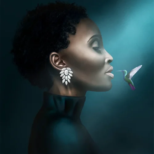 Digitale Illustration „Sweet Encounter“ (2022) von Elena Weiskar – ruhiges Porträt einer Frau im Profil mit Kolibri, als Kunstdruck erhältlich.
