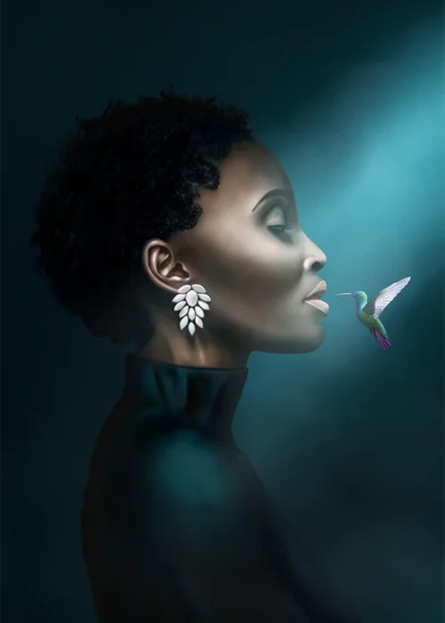 Digitale Illustration „Sweet Encounter“ (2022) von Elena Weiskar – ruhiges Porträt einer Frau im Profil mit Kolibri, als Kunstdruck erhältlich.
