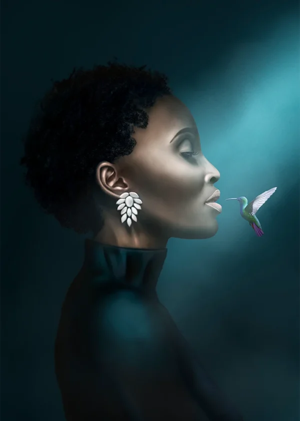 Digitale Illustration „Sweet Encounter“ (2022) von Elena Weiskar – ruhiges Porträt einer Frau im Profil mit Kolibri, als Kunstdruck erhältlich.